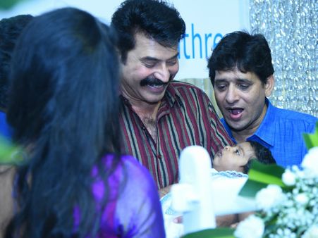 അല്‍ഫോണ്‍സ് പുത്രന്റെ കുഞ്ഞിനെ കൈയ്യിലെടുത്ത് നില്‍ക്കുന്ന മമ്മൂട്ടിയുടെ മുഖത്തെ ആ ചിരി ഒന്ന് നോക്കൂ