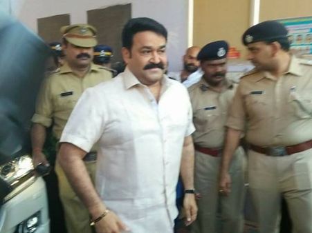എങ്ങോട്ടും ചായ്‌വില്ലാത്തയാളാണ്, മോഹന്‍ലാലിനെ ചെളിവാരിയെറിയുന്നത് ഖേദകരമാണെന്ന് മന്ത്രി തോമസ് ഐസക്!