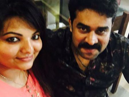 സാന്ദ്ര വിവാഹം കഴിച്ചതാണോ പ്രശ്‌നങ്ങള്‍ക്ക് കാരണം, അപ്പോള്‍ ആരാണ് വില്ലന്‍?; പാപ്പരാസികള്‍ക്ക് സംശയം