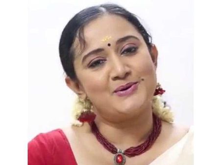 മലയാളത്തിലെ മെഗാസീരിയലിനു കഥയെഴുതിയ ആദ്യത്തെ നടി ഞാനായിരിക്കും; പക്ഷേ ഗോസ്റ്റ് റൈറ്റിങെന്നു പറഞ്ഞു!