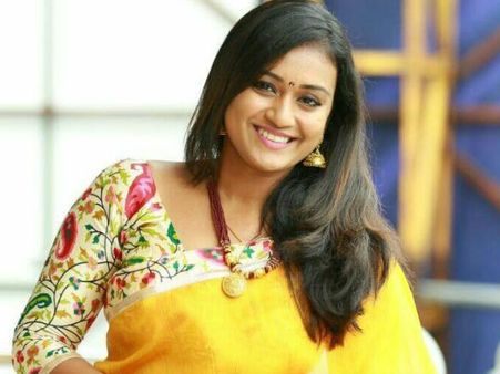 ഇനി പ്രണയിക്കാനില്ല; വരദ പ്രസവിക്കാന്‍ അവധിയെടുക്കുന്നു, ആശംസ നേര്‍ന്ന് നായകന്‍