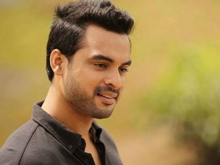 വെറുതേ ഉടക്കാനാണെങ്കില്‍ തനിക്കു തന്നെ തേങ്ങ ഉടച്ചാല്‍പ്പോരെയെന്ന് ആരാധകനോട് ടൊവിനോ, എന്താ സംഭവം ??