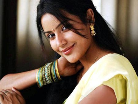 ആത്മാക്കളെ ഭയന്ന് ചോറ്റാനിക്കര അമ്പലത്തില്‍ ദര്‍ശനം നടത്തിയെന്ന് എസ്ര നായിക