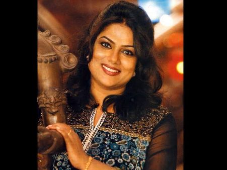 ശശികല ക്രിമിനല്‍, ജയലളിതയുടെ വേലക്കാരിയെന്ന് നടി രഞ്ജിനി... ഇതാണ് ഹീറോയിസം, കൂട്ടക്കയ്യടി!