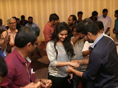 ഇളയദളപതി വിജയ് കീര്‍ത്തി സുരേഷിന് ബ്രേസിലേറ്റ് സമ്മാനിച്ചു, എന്തിനാണെന്നറിയാമോ ?