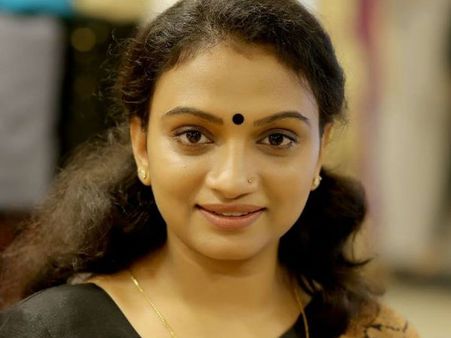 മുന്നില്‍ നിന്ന് ഇളിച്ച് പിന്നില്‍ നിന്ന് കുത്തരുത്, ആ വാര്‍ത്ത അവളെ വേദനിപ്പിച്ചു എന്ന് കൃഷ്ണപ്രഭ