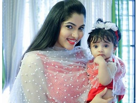 അമ്മയും കുഞ്ഞും ക്യൂട്ടായി, മുക്തയുടെ കണ്‍മണി വലുതായോ?