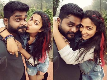 തോളോടു ചേര്‍ന്ന് അമലയ്‌ക്കൊപ്പമുള്ളത് ആരാണ്? സമൂഹ മാധ്യമങ്ങളില്‍ വൈറലാവുന്ന ഫോട്ടോ കാണാം