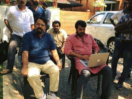 കിടു ലുക്കില്‍ ഇന്നസെന്റ് ഒപ്പം ലാപ്ടോപ്പില്‍ നോക്കിയിരിക്കുന്ന മമ്മൂട്ടിയും