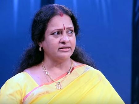 ആദ്യ സിനിമയില്‍ തന്നെ തുണികുറഞ്ഞു, അശ്ലീലമാണെന്നറിഞ്ഞും ആ സിനിമ ചെയ്യാനുള്ള കാരണത്തെ കുറിച്ച് സീമ