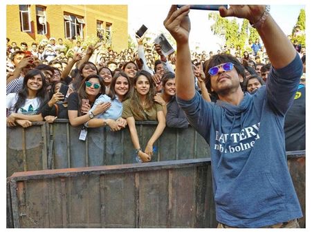 ഷാരൂഖിന്റെ സെല്‍ഫിയിലകപ്പെട്ടു, സൈറയ്ക്കിപ്പോള്‍ ആരാധകരുടെ ബഹളമാണ്..വിവാഹം കഴിക്കാന്‍ തല്ല്!