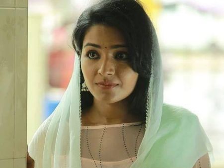 ശാലീനതയും കുലീനത്വവുമില്ല, കള്ളു കുടിച്ചു കരയുന്ന നായികയെ ഏറ്റെടുത്ത് പ്രേക്ഷകര്‍, രജിഷ വിജയന്‍ !