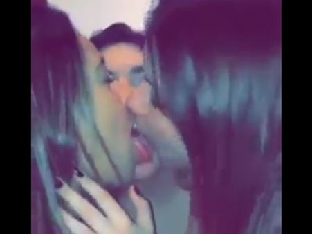 മൂന്ന് നടിമാര്‍ ഒരുമിച്ച് ചൂടന്‍ സ്മൂച്ചിങ്.. നിങ്ങള്‍ ഒരിക്കലും കണ്ടിരിക്കാന്‍ സാധ്യയില്ലാത്ത കാഴ്ച