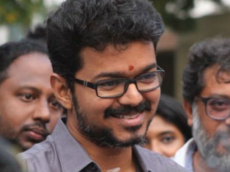 ഭൈരവ ഉണ്ടാക്കിയ കോടികളുടെ നഷ്ടം തീര്‍ക്കാന്‍ ഞാനെന്റെ മാല വില്‍ക്കുന്നു, വിജയ് ചെയ്യുന്നതോ.. കഷ്ടം!!