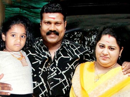 ഭര്‍ത്താവ് മരിച്ചു കിടക്കുമ്പോള്‍ ഞാന്‍ ഫോട്ടോയ്ക്ക് പോസ് ചെയ്യണമായിരുന്നോ; കലാഭവന്‍ മണിയുടെ ഭാര്യ