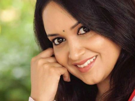 ആറാം ക്ലാസിലെ പ്രണയം, അയാളെ തന്നെ വിവാഹം കഴിച്ചു, പിന്നീട് ലെനയുടെ ജീവിതത്തില്‍ സംഭവിച്ചതെന്ത്?