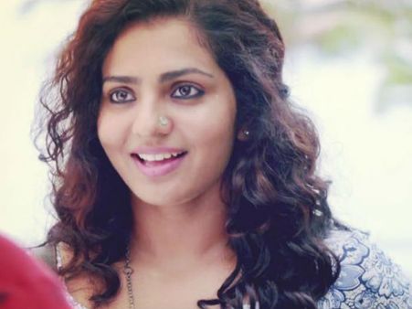 ഏതൊരു സൂപ്പര്‍സ്റ്റാറും ആദ്യം നടനാണ്, അത് കഴിഞ്ഞാണ് താരം, സൂപ്പര്‍താരങ്ങളെ വലിച്ചുകീറി പാര്‍വ്വതി
