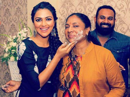 അമ്മയ്ക്ക് ആശംസയുമായി അമലാ പോള്‍, വനിതാദിനത്തില്‍ പുതിയ സംരംഭത്തിന് തുടക്കം കുറിച്ചു