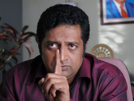 സെല്‍ഫി എടുക്കാന്‍ ശ്രമിച്ച പ്രകാശ് രാജ് ആരാധകന് കിട്ടിയ എട്ടിന്റെ പണി!!! താരങ്ങള്‍ക്കിത്ര ദേഷ്യമോ??
