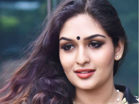 അനുവാദമില്ലാതെ കൈയ്യില്‍ കയറിപ്പിടിച്ച് ഉപദ്രവിച്ചു, മോശമായി സംസാരിച്ചു, പ്രയാഗ വ്യക്തമാക്കുന്നു