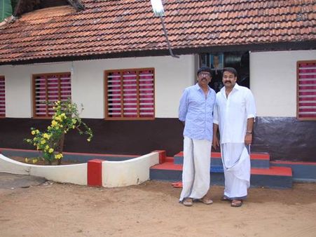 ഗൃഹാതുരതയുടെ ഇറയത്ത് ,32 വര്‍ഷത്തിനു ശേഷം കുടുംബ വീട്ടിലെത്തിയ മോഹന്‍ലാല്‍, ചിത്രങ്ങള്‍ കാണാം !!