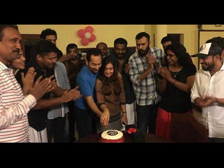 'ദേശീയ പ്രതികാരം' ആഘോഷമാക്കി മഹേഷും സംഘവും, നസ്രിയയ്‌ക്കൊപ്പം കേക്ക് മുറിച്ച് ഫഹദ്