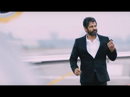 സ്‌റ്റൈലിഷായി വിക്രം എത്തി!!! ധ്രുവ നക്ഷത്രത്തിന്റെ ടീസറുമായി പിറന്നാള്‍ ദിനത്തില്‍!!!