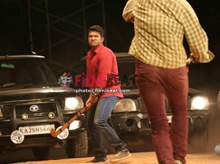 പണ്ടച്ഛന്‍ ആനപ്പുറത്ത് കേറിയ തഴമ്പില്‍ തടവി ഒരു താരപുത്രന്‍... ഇങ്ങനെയുമുണ്ടോ ഒരു രാജകുമാരന്‍???