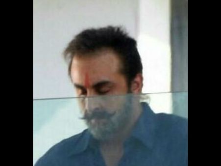 വേഷം മാറിയാലും ഇങ്ങനെ ഒര്‍ജിനല്‍ ലുക്ക് വരുമോ? സഞ്ജയ് ദത്തിന്റെ കാര്‍ബണ്‍ കോപ്പിയായി പ്രമുഖ നടന്‍ !!