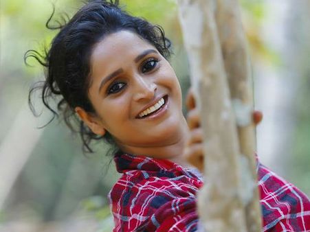 നിര്‍മാതാവിനൊപ്പം മദ്യപിച്ച് അലമ്പുണ്ടാക്കി, സുരഭിയെ കുറിച്ച് മാധ്യമങ്ങളില്‍ പരക്കുന്ന തോന്ന്യാസം