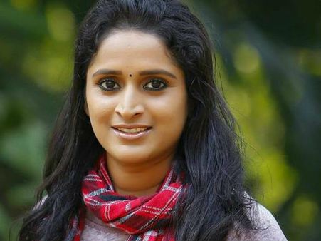 ഒരു നടിയുടെ അശ്ലീല ചിത്രം കാണിച്ച് ഇങ്ങനെയാകണ്ടേ എന്ന് ചോദിച്ച സംവിധായകന് സുരഭി നല്‍കിയ മറുപടി