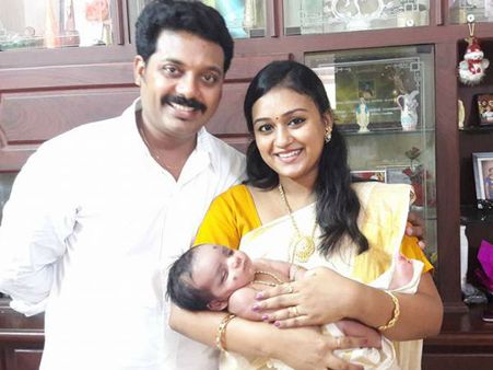 ആത്മസഖിയിലെ വില്ലന്‍ ശരിക്കും അച്ഛനായി; വരദയ്ക്കും കുഞ്ഞിനും സുഖം.. ചിത്രങ്ങള്‍ കാണൂ