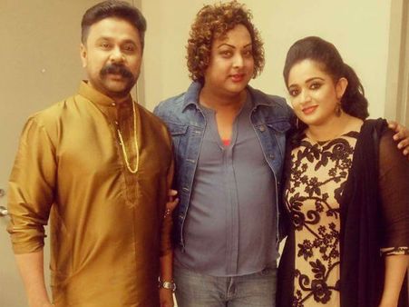 ദിലീപിന്റെ മുഖത്ത് എന്തിനാണ് ആവശ്യമില്ലാത്ത ഈ മീശ, കാവ്യയ്‌ക്കൊപ്പം ദിലീപ്; പുതിയ ഫോട്ടോ വൈറലാകുന്നു