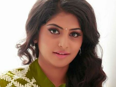 നായികയുടെ നഗ്നത കാണാനാണോ ആളുകള്‍ തിയേറ്ററില്‍ വരുന്നത്, മഞ്ജിമയ്ക്ക് എന്തോ പണി കിട്ടിയിട്ടുണ്ട് !