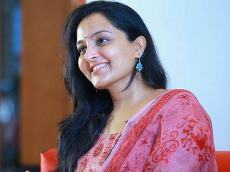 ഭാനുമതിയെയും ഭദ്രയെയും പോലെ സുജാത.. മഞ്ജുവിന്റെ ഈ ഫോട്ടോ കണ്ടിട്ട് എന്ത് തോന്നുന്നു ?