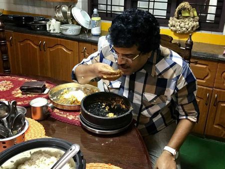 മീന്‍ ചട്ടിയില്‍ ചോറ് പിരട്ടി കുഴച്ച് കഴിക്കുന്ന എംജി ശ്രീകുമാര്‍, ഒന്ന് നോക്കൂ..