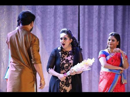 കാവ്യയുടെ മിന്നുന്ന പ്രകടനം, ദിലീപ് ഷോ കാണാന്‍ ഭാഗ്യനായികയും കുടുംബവും, ചിത്രങ്ങള്‍ കാണൂ!!