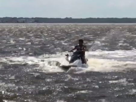 എടാ സിബിഐ എനിക്ക് കരയില്‍ മാത്രമല്ല അങ്ങ് കടലിലും ഉണ്ടെടാ പിടി! ബോളിവുഡിനെ തോല്‍പ്പിച്ച് പിഷാരടി!!!