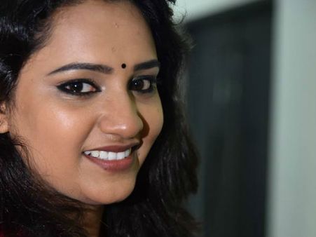 വന്നേക്കുന്നു അവള്‍..ഞങ്ങള്‍ക്കൊന്നും അവളെ കാണണ്ട.. സീരിയലിലെ വില്ലത്തിക്ക് അമ്പലത്തില്‍ കിട്ടിയ പണി