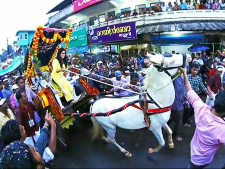 വെള്ളക്കുതിരയുടെ തേരിലേറി നടി സുരഭിക്ക് കോഴിക്കോട്ടുകാര്‍ ഒരുക്കിയത് വന്‍ സ്വീകരണം!