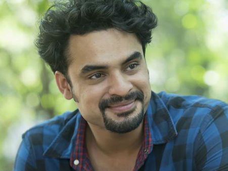 തന്റെ കരിയര്‍ തകര്‍ക്കാന്‍ ചിലര്‍ ശ്രമിയ്ക്കുന്നു, അതാരാണെന്ന് അറിയാമെന്ന് ടൊവിനോ തോമസ്