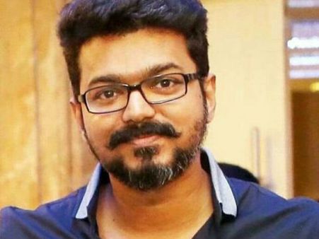 തൃശൂലം പിടിയ്ക്കുമ്പോള്‍ ഷൂ ഇട്ടു, ഇളയദളപതി വിജയ്‌ക്കെതിരെ പൊലീസ് കേസ്