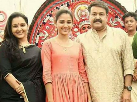 ആടിയും പാടിയും പ്രണയിച്ചും മോഹന്‍ലാലും മഞ്ജു വാര്യരും; ചിത്രങ്ങള്‍ എത്ര മനോഹരം...