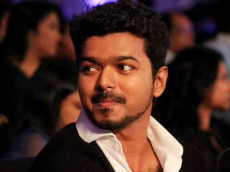 ആരാധകര്‍ക്ക് സര്‍പ്രൈസൊരുക്കി ഇളയദളപതി കാത്തിരിക്കുകയാണ്, പിറന്നാള്‍ ദിനത്തിലെ സമ്മാനം ??