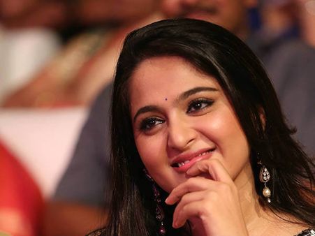 തല്‍ക്കാലം വിവാഹത്തേക്കുറിച്ച് ചിന്തിക്കുന്നില്ലെന്ന് അനുഷ്‌ക!!! കാത്തിരിപ്പ് പ്രഭാസിന് വേണ്ടിയോ???