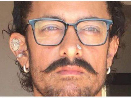 സിനിമയ്ക്ക് വേണ്ടി മൂക്കുത്തിയും കമ്മലും ഇട്ടു! ഇരിക്കാനും നില്‍ക്കാനും കഴിയാതെ ആമിര്‍ ഖാന്‍!