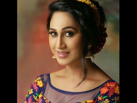 മമ്മുട്ടിയുടെ നായിക അഞ്ജലി അമീറിനെ ഇഷ്ടപ്പെടുന്നവര്‍ ഒരു സെല്‍ഫി എടുക്കു.. സുവര്‍ണാവസരമുണ്ട്!!!