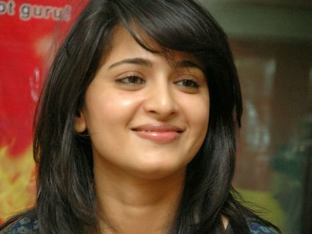 ഇങ്ങനെ പോയാല്‍ മാധ്യമപ്രവര്‍ത്തകരുടെ മുഖത്തടിക്കാനും ഞാന്‍ മടിക്കില്ല, പൊട്ടിത്തെറിച്ച് അനുഷ്‌ക