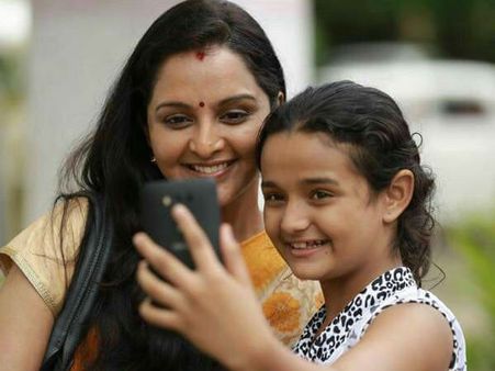 മഞ്ജുവിന്റെ നെറ്റിയില്‍ വീണ്ടും സിന്ദൂരം.. ആര് തൊട്ടു.. ഫോട്ടോ വൈറലാകുന്നു