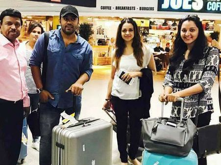 മഞ്ജുവിനും നിവിന്‍ പോളിയ്ക്കുമൊപ്പം ഭാവന ലണ്ടനില്‍; ഫോട്ടോ വൈറലാകുന്നു
